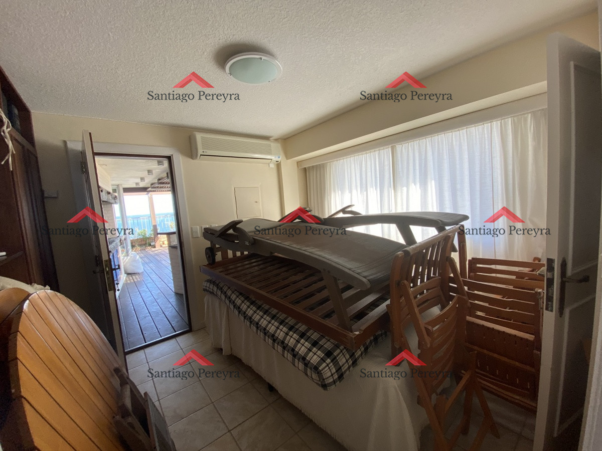 Apartamento ID.7160 - Espectacular apartamento de excelente calidad de construcción. Terraza superior con parrillero cerrado. Amplios y luminosos ambientes. Frente al mar.