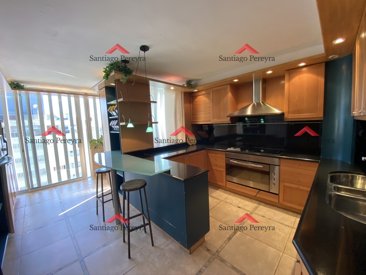 Apartamento ID.7160 - Espectacular apartamento de excelente calidad de construcción. Terraza superior con parrillero cerrado. Amplios y luminosos ambientes. Frente al mar.