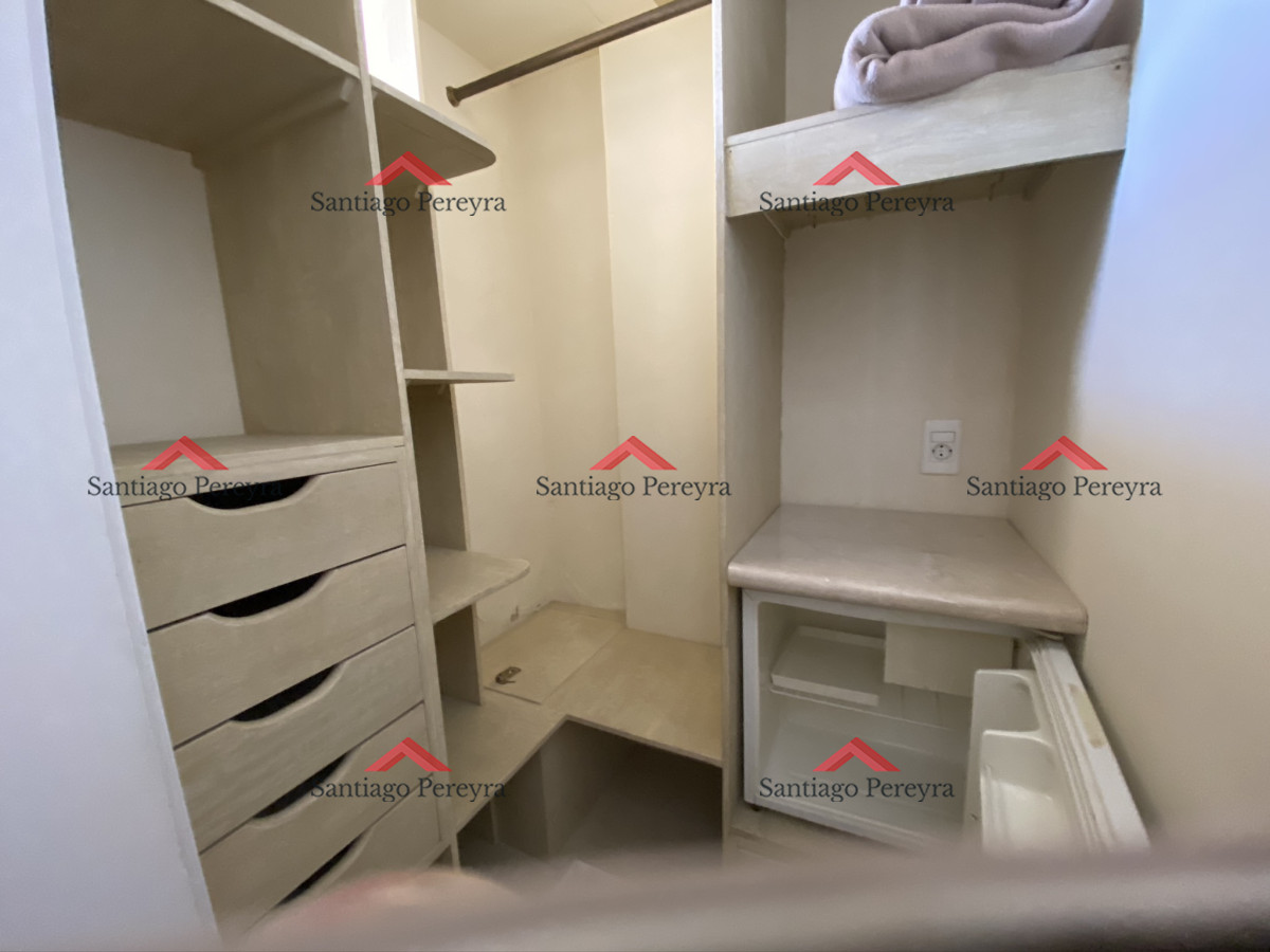 Apartamento ID.7160 - Espectacular apartamento de excelente calidad de construcción. Terraza superior con parrillero cerrado. Amplios y luminosos ambientes. Frente al mar.