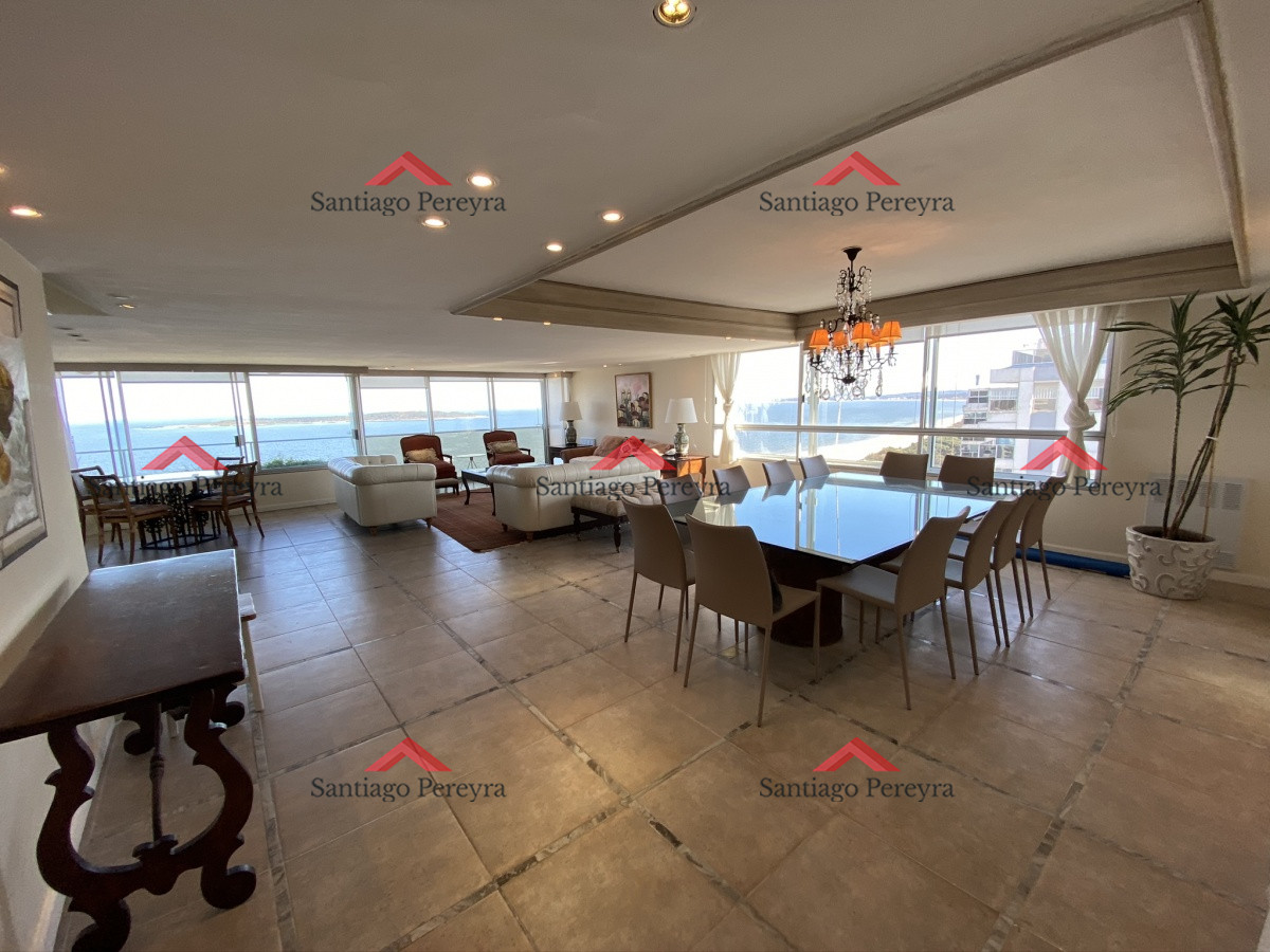 Apartamento ID.7160 - Espectacular apartamento de excelente calidad de construcción. Terraza superior con parrillero cerrado. Amplios y luminosos ambientes. Frente al mar.