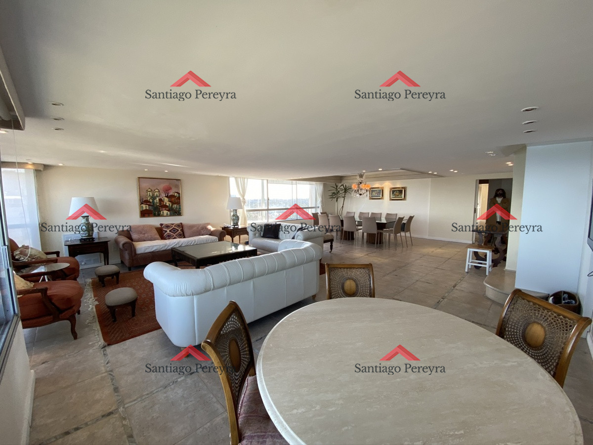 Apartamento ID.7160 - Espectacular apartamento de excelente calidad de construcción. Terraza superior con parrillero cerrado. Amplios y luminosos ambientes. Frente al mar.