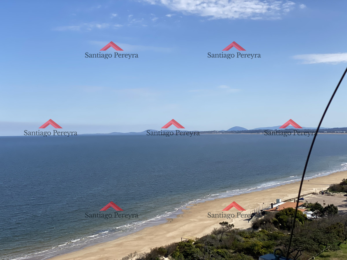 Apartamento ID.7160 - Espectacular apartamento de excelente calidad de construcción. Terraza superior con parrillero cerrado. Amplios y luminosos ambientes. Frente al mar.