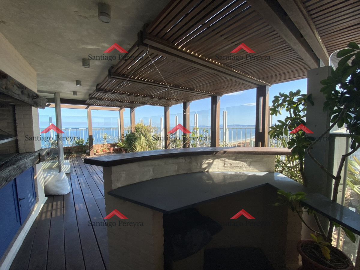 Apartamento ID.7160 - Espectacular apartamento de excelente calidad de construcción. Terraza superior con parrillero cerrado. Amplios y luminosos ambientes. Frente al mar.