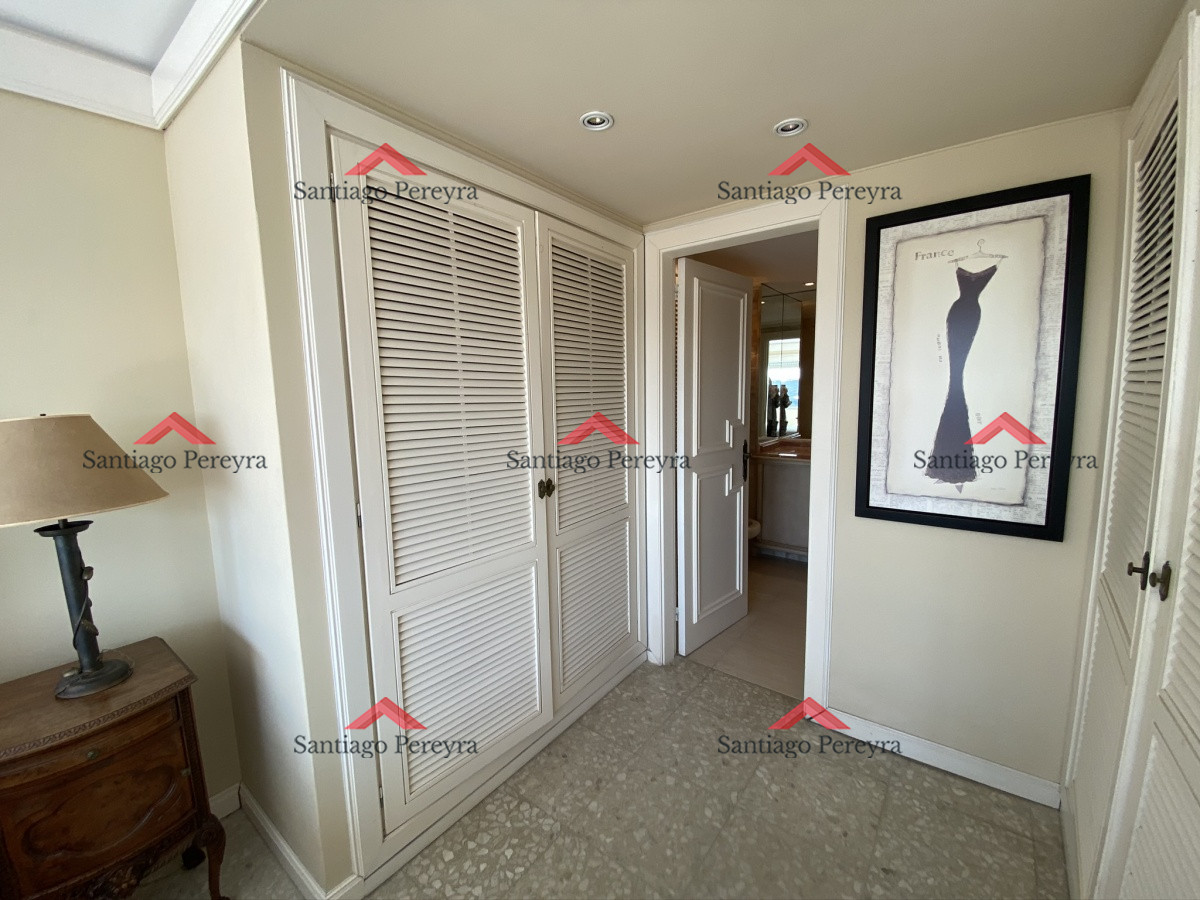 Apartamento ID.7160 - Espectacular apartamento de excelente calidad de construcción. Terraza superior con parrillero cerrado. Amplios y luminosos ambientes. Frente al mar.