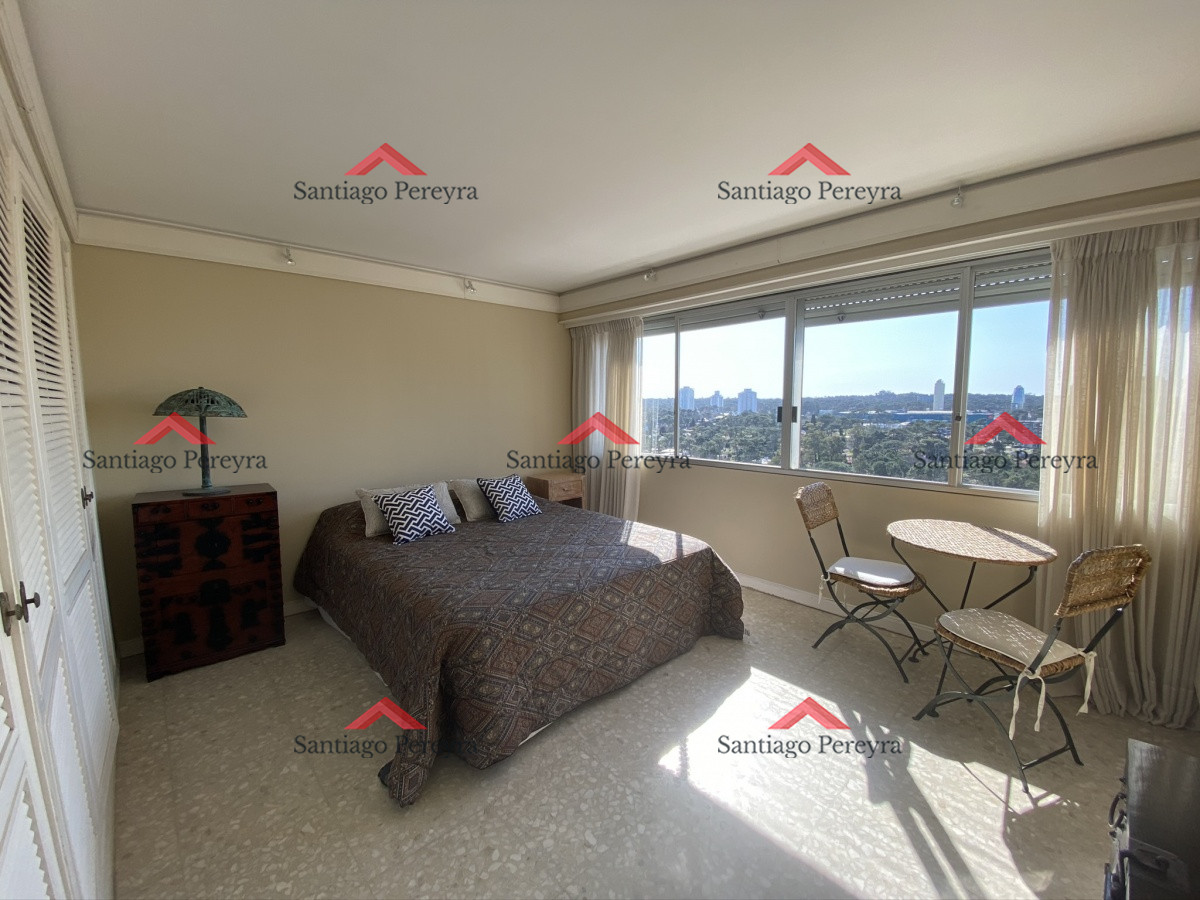 Apartamento ID.7160 - Espectacular apartamento de excelente calidad de construcción. Terraza superior con parrillero cerrado. Amplios y luminosos ambientes. Frente al mar.