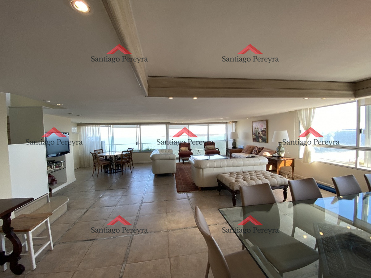 Apartamento ID.7160 - Espectacular apartamento de excelente calidad de construcción. Terraza superior con parrillero cerrado. Amplios y luminosos ambientes. Frente al mar.