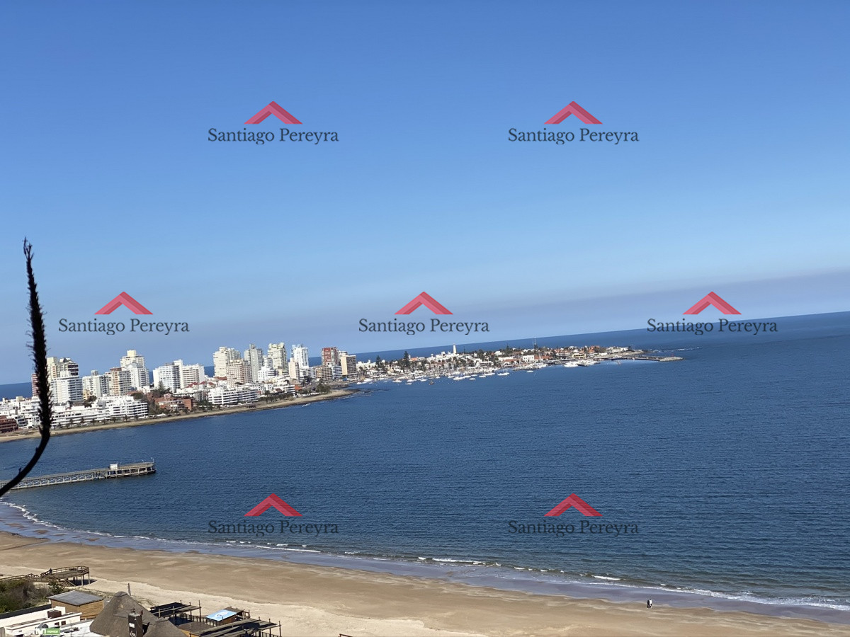 Apartamento ID.7160 - Espectacular apartamento de excelente calidad de construcción. Terraza superior con parrillero cerrado. Amplios y luminosos ambientes. Frente al mar.