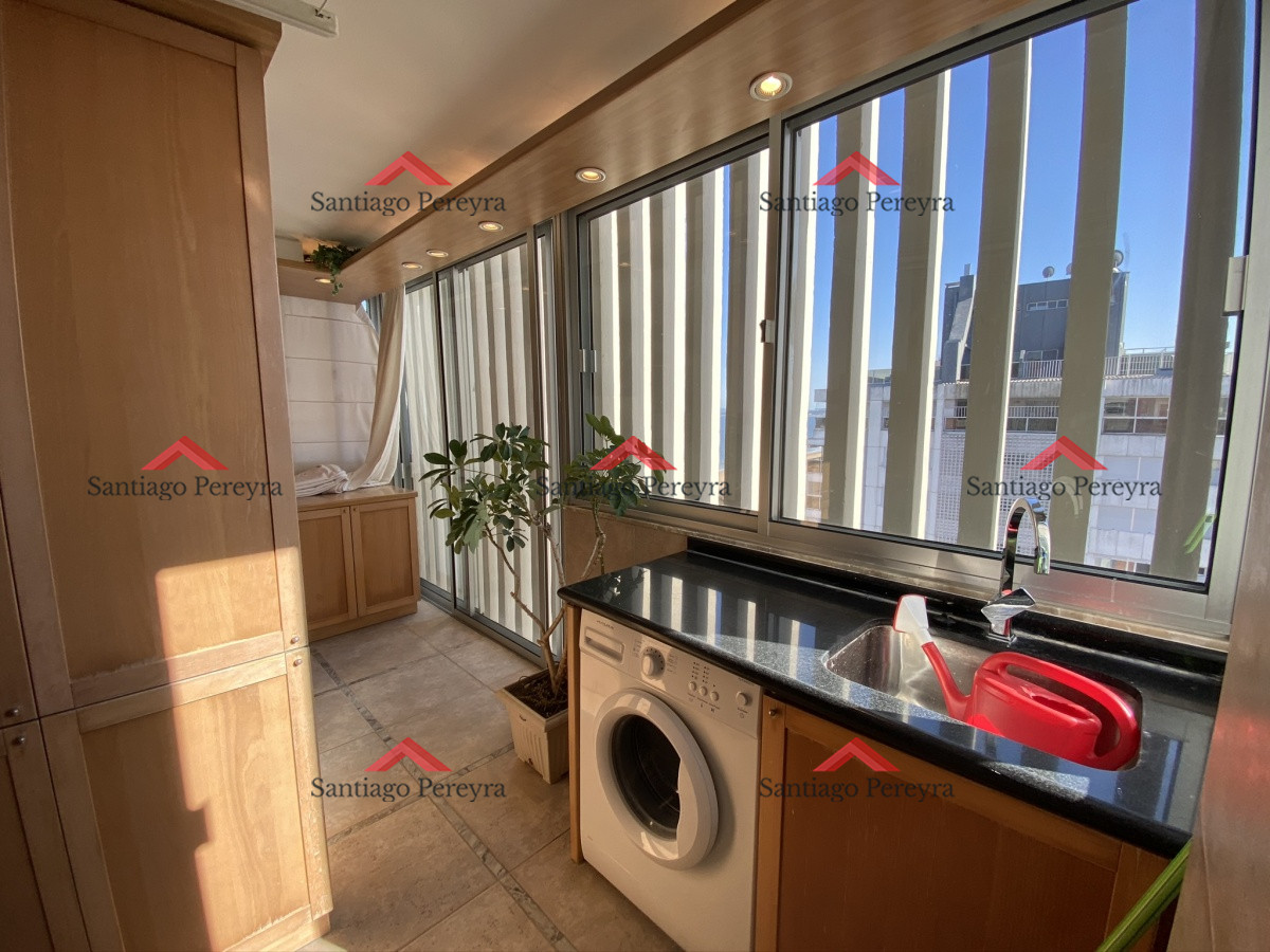 Apartamento ID.7160 - Espectacular apartamento de excelente calidad de construcción. Terraza superior con parrillero cerrado. Amplios y luminosos ambientes. Frente al mar.