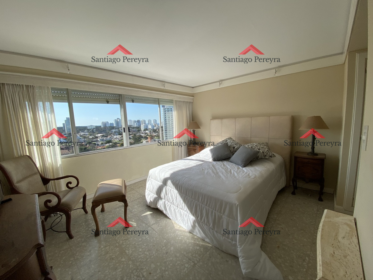 Apartamento ID.7160 - Espectacular apartamento de excelente calidad de construcción. Terraza superior con parrillero cerrado. Amplios y luminosos ambientes. Frente al mar.