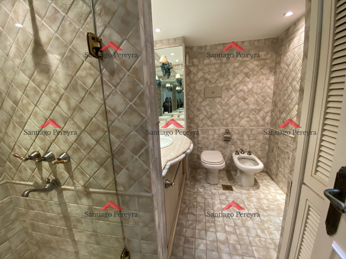 Apartamento ID.7160 - Espectacular apartamento de excelente calidad de construcción. Terraza superior con parrillero cerrado. Amplios y luminosos ambientes. Frente al mar.