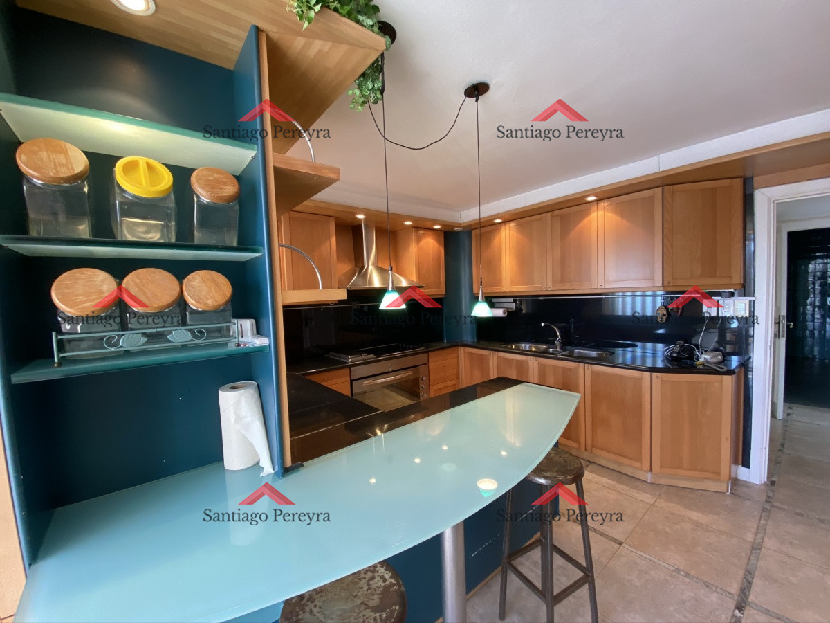 Apartamento ID.7160 - Espectacular apartamento de excelente calidad de construcción. Terraza superior con parrillero cerrado. Amplios y luminosos ambientes. Frente al mar.