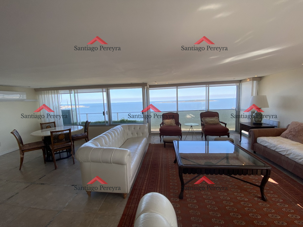 Apartamento ID.7160 - Espectacular apartamento de excelente calidad de construcción. Terraza superior con parrillero cerrado. Amplios y luminosos ambientes. Frente al mar.