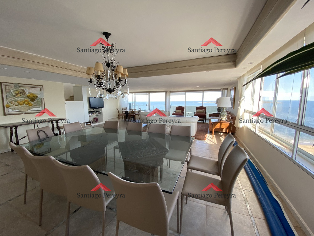 Apartamento ID.7160 - Espectacular apartamento de excelente calidad de construcción. Terraza superior con parrillero cerrado. Amplios y luminosos ambientes. Frente al mar.
