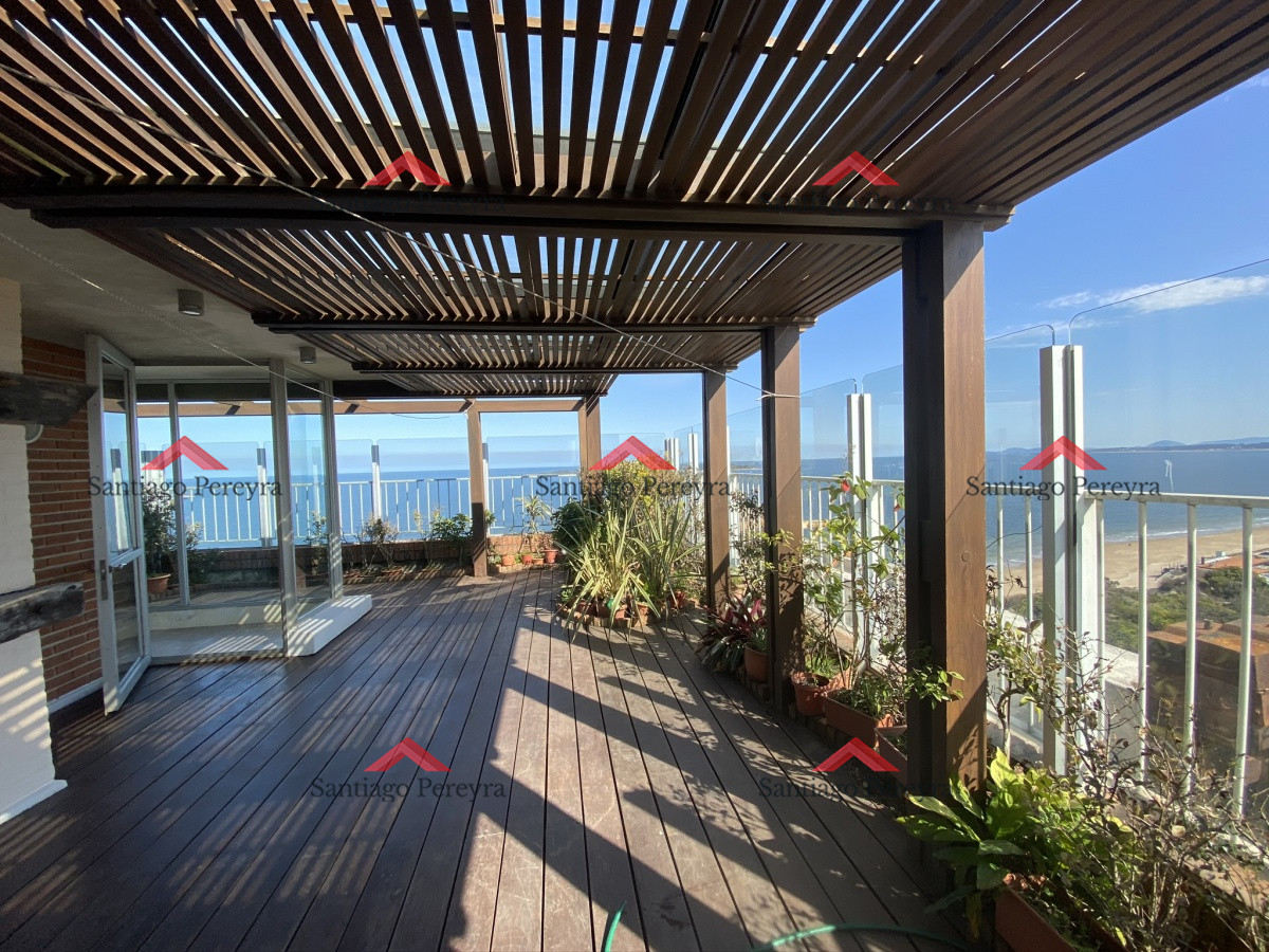 Apartamento ID.7160 - Espectacular apartamento de excelente calidad de construcción. Terraza superior con parrillero cerrado. Amplios y luminosos ambientes. Frente al mar.