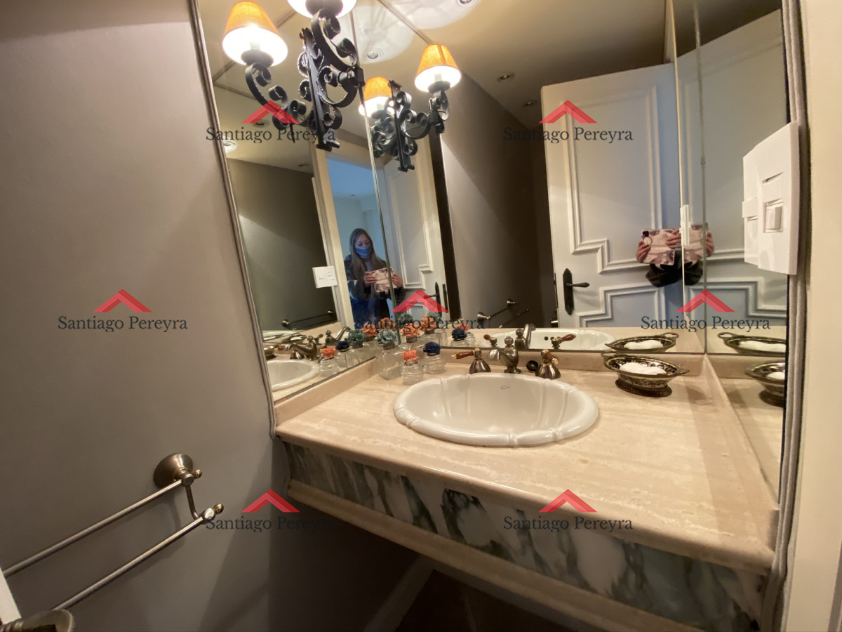 Apartamento ID.7160 - Espectacular apartamento de excelente calidad de construcción. Terraza superior con parrillero cerrado. Amplios y luminosos ambientes. Frente al mar.