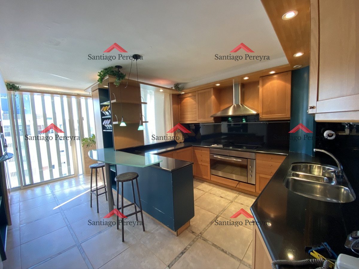 Apartamento ID.7160 - Espectacular apartamento de excelente calidad de construcción. Terraza superior con parrillero cerrado. Amplios y luminosos ambientes. Frente al mar.