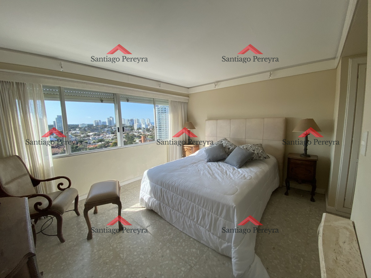 Apartamento ID.7160 - Espectacular apartamento de excelente calidad de construcción. Terraza superior con parrillero cerrado. Amplios y luminosos ambientes. Frente al mar.