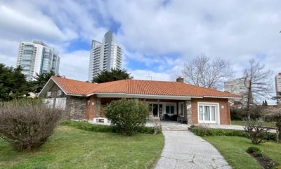 Hermosa residencia de construcción tradicional en primeras paradas de la mansa