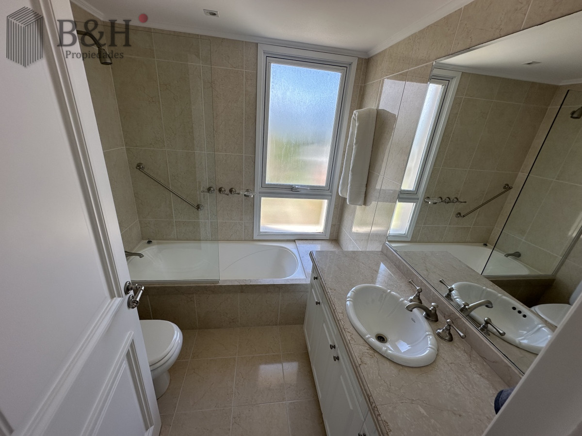 Apartamento ID.1928 - Espectacular apartamento en Mansa Punta del Este, con vista panorámica al mar. 