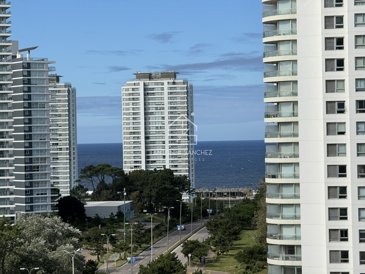 Apartamento ID.588 - Hermoso apartamento en Av. Roosevelt - Punta del Este.