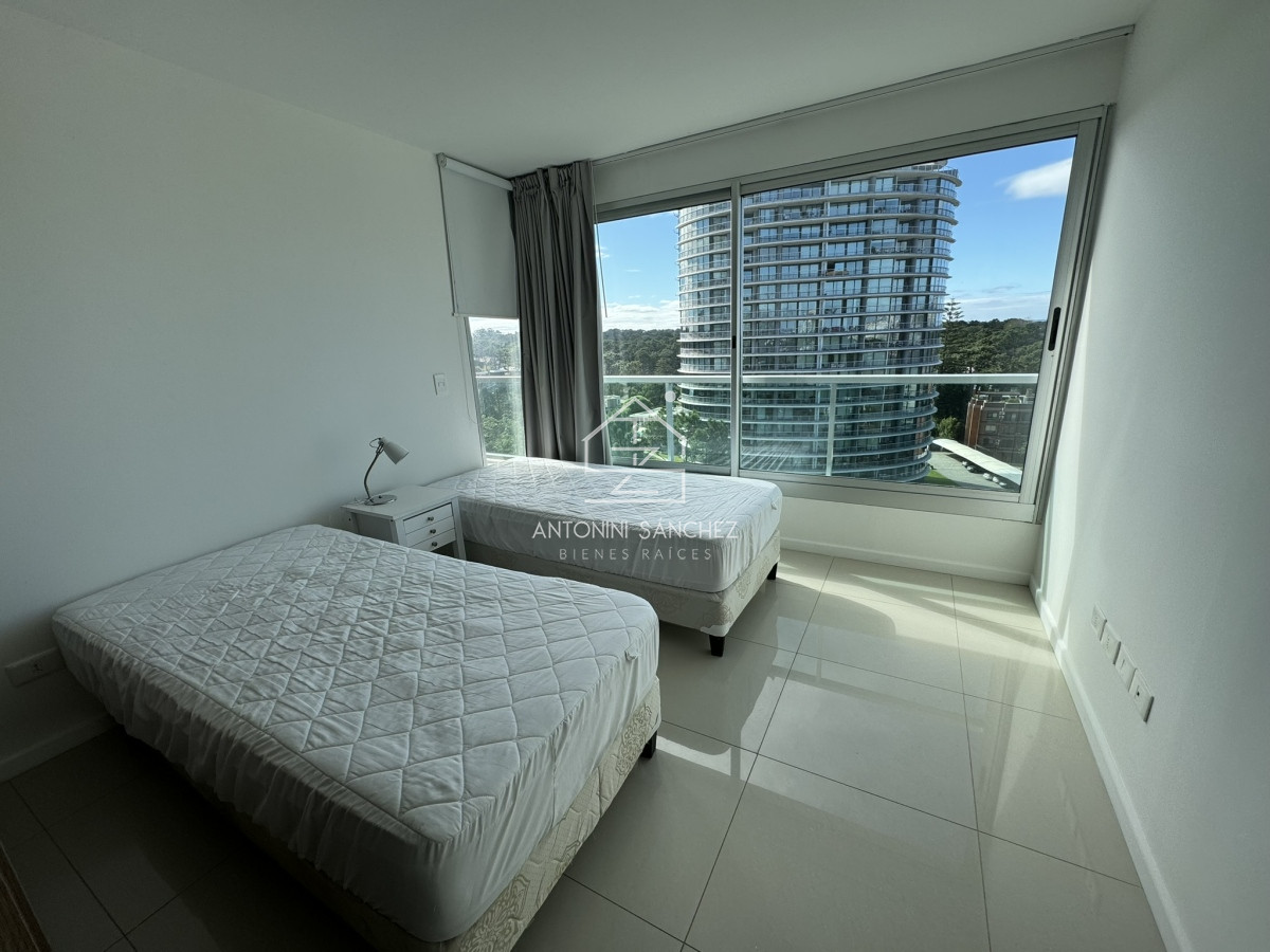 Apartamento ID.588 - Hermoso apartamento en Av. Roosevelt - Punta del Este.