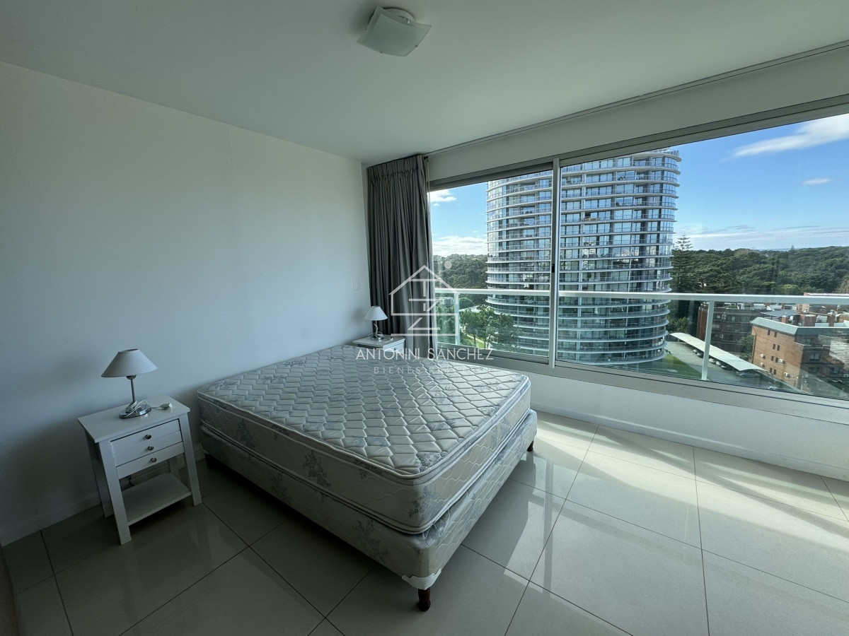 Apartamento ID.588 - Hermoso apartamento en Av. Roosevelt - Punta del Este.