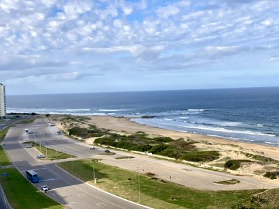 Exelente apartamento de lujo frente al mar en un punto referencial de Punta del Este