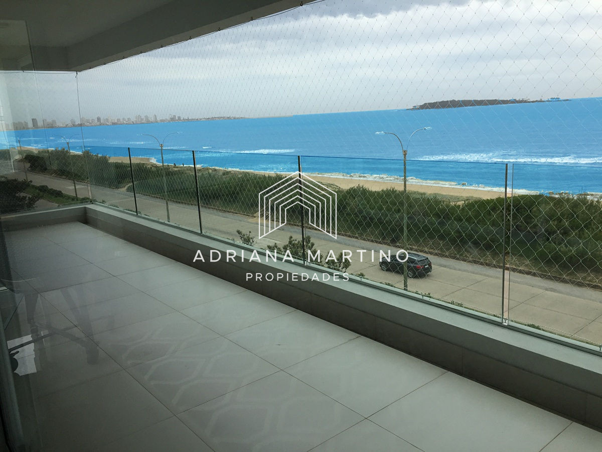 Hermoso apartamento Pent House ubicado en Mansa Punta del Este con espectacular vista al mar. 