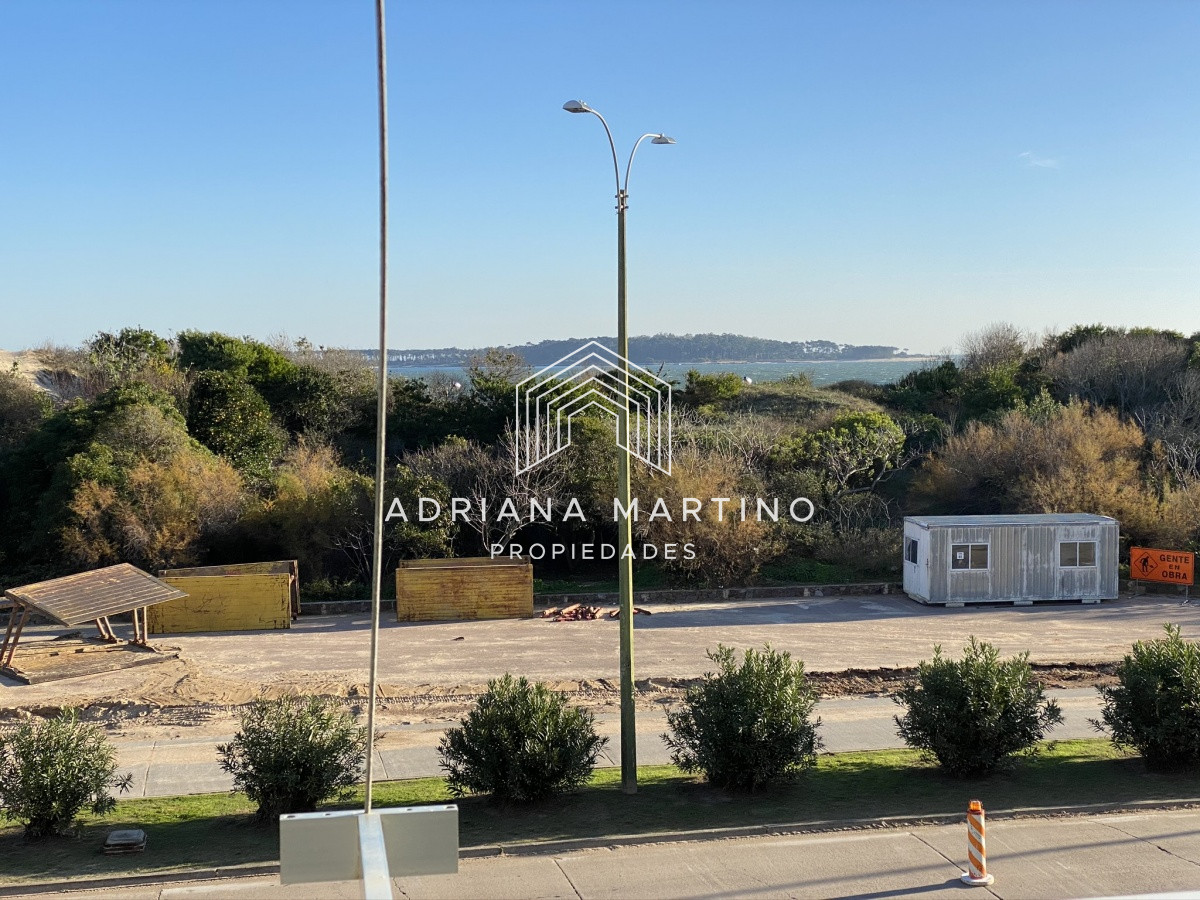 Excelente ubicación frente al mar en Playa Mansa. Amplios y luminosos ambientes con una espectacular terraza desde donde se ve la Isla de Gorriti.