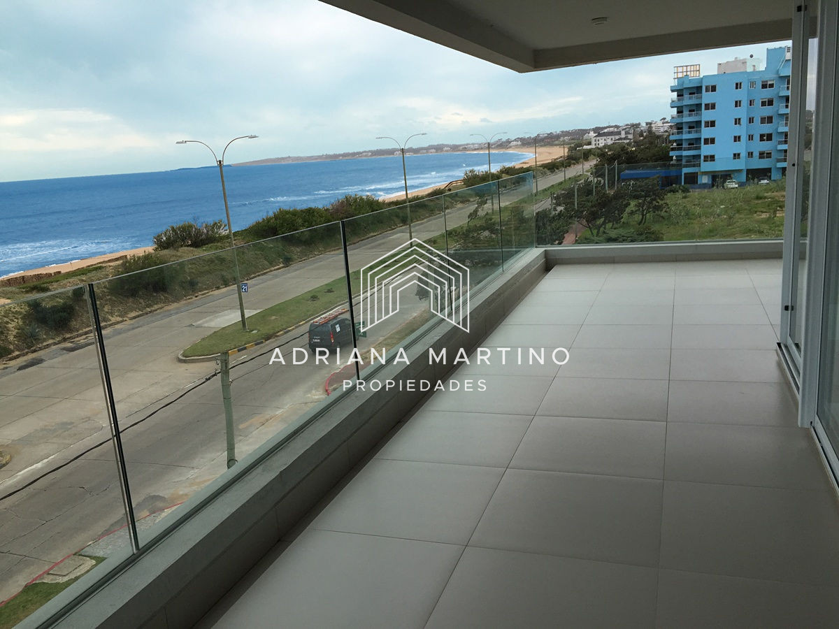Confortable apartamento a estrenar, con excelente vista al mar, en Playa Mansa