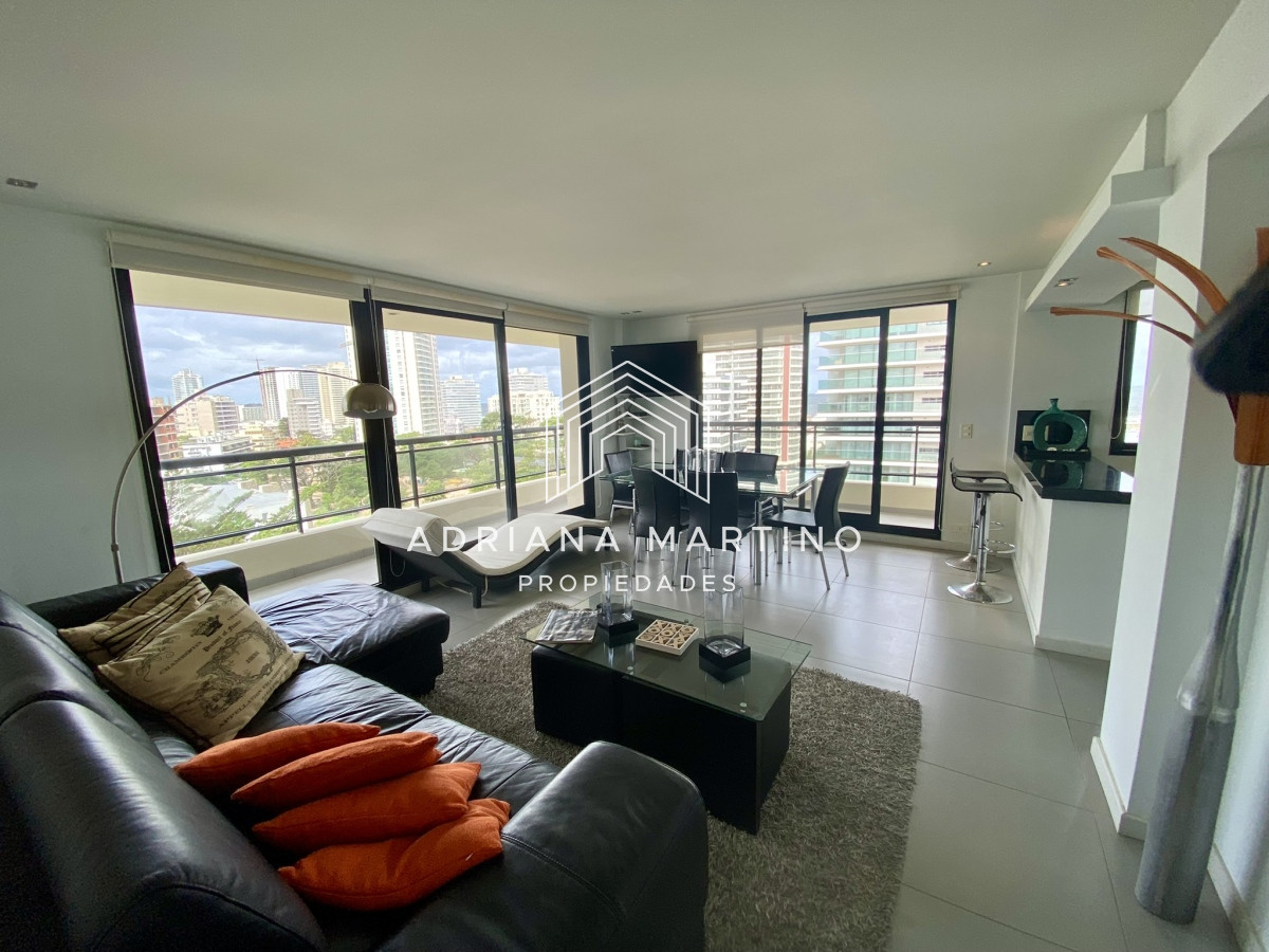 Excelente apartamento con increíbles  vistas a playa brava