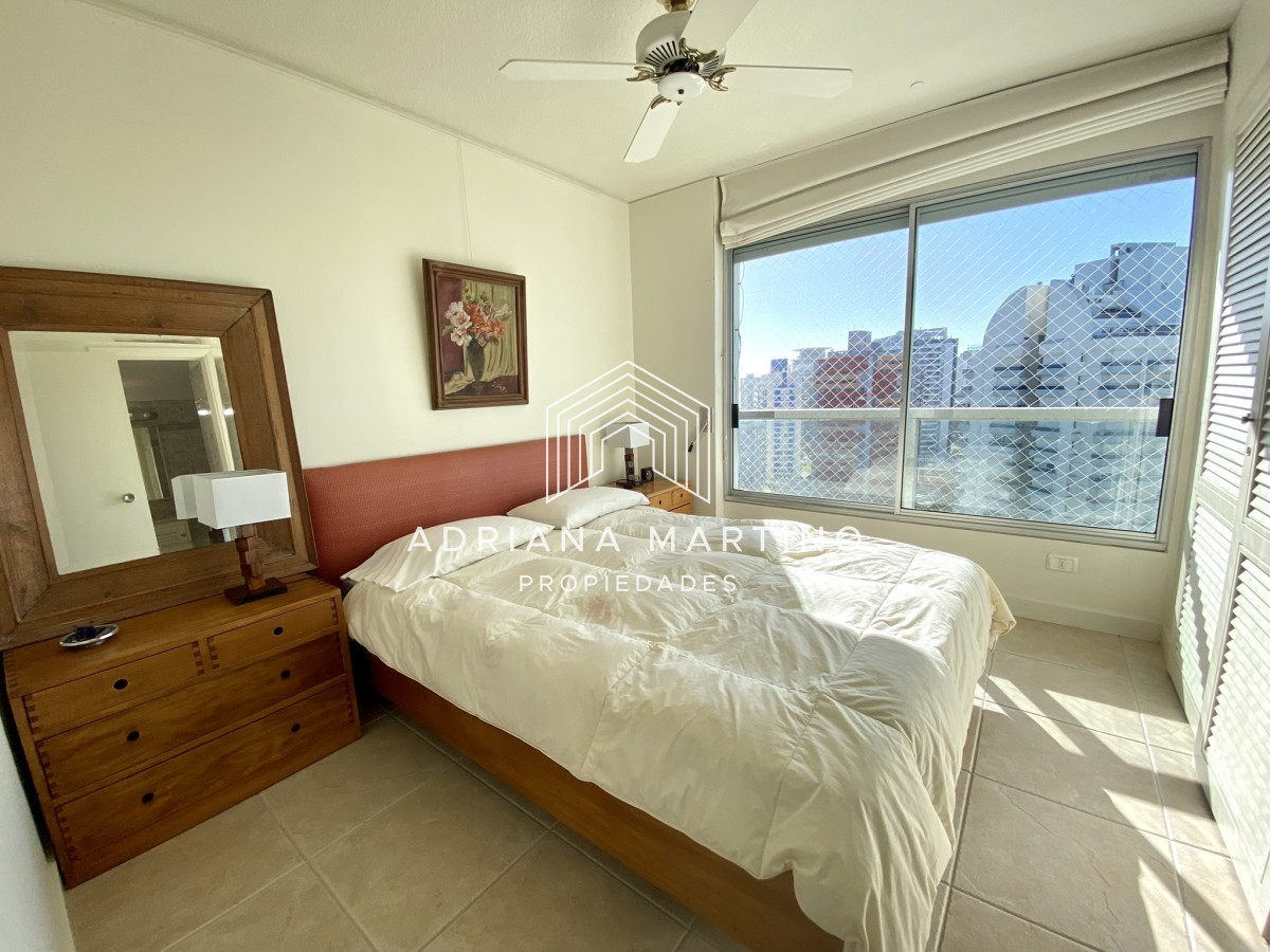 Apartamento ID.70491 - Amplio y luminoso apartamento frente al mar, excelente ubicacion!
