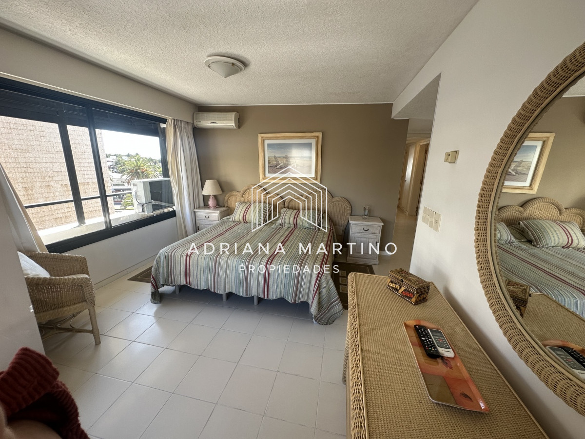 Apartamento ID.70421 - Hermosa y amplia unidad de lujo en el Puerto de Punta del Este