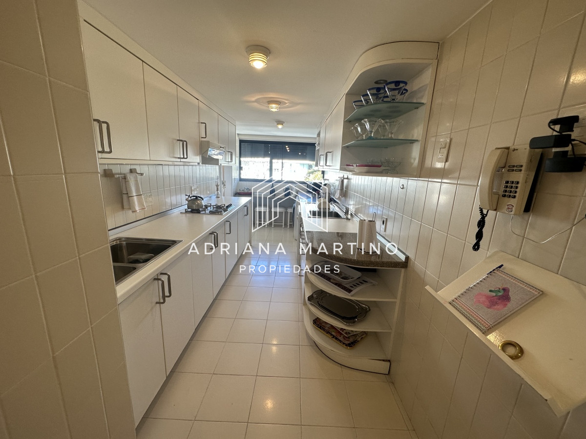 Apartamento ID.70421 - Hermosa y amplia unidad de lujo en el Puerto de Punta del Este