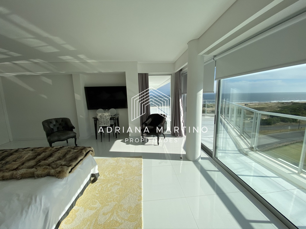 Apartamento ID.37018 - Lujoso Penthouse ubicado frente al mar en la Brava. 