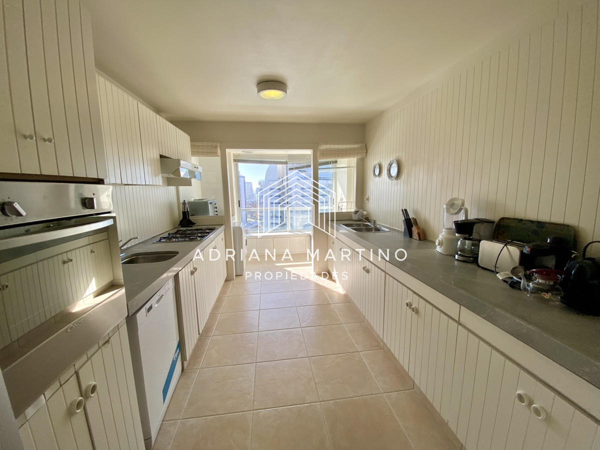Apartamento ID.70491 - Amplio y luminoso apartamento frente al mar, excelente ubicacion!