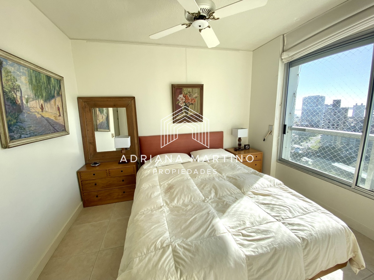 Apartamento ID.70491 - Amplio y luminoso apartamento frente al mar, excelente ubicacion!