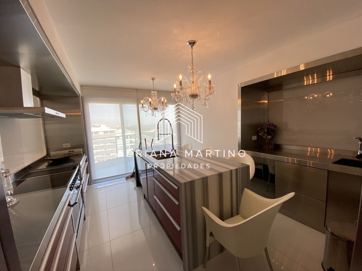 Apartamento ID.37018 - Lujoso Penthouse ubicado frente al mar en la Brava. 