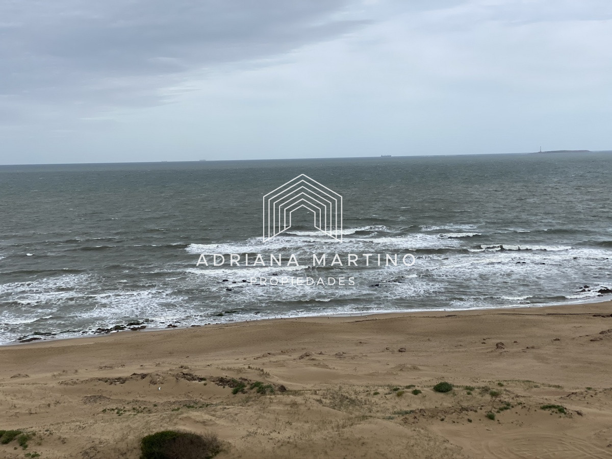Apartamento ID.37621 - Cómoda planta en primera línea playa brava 