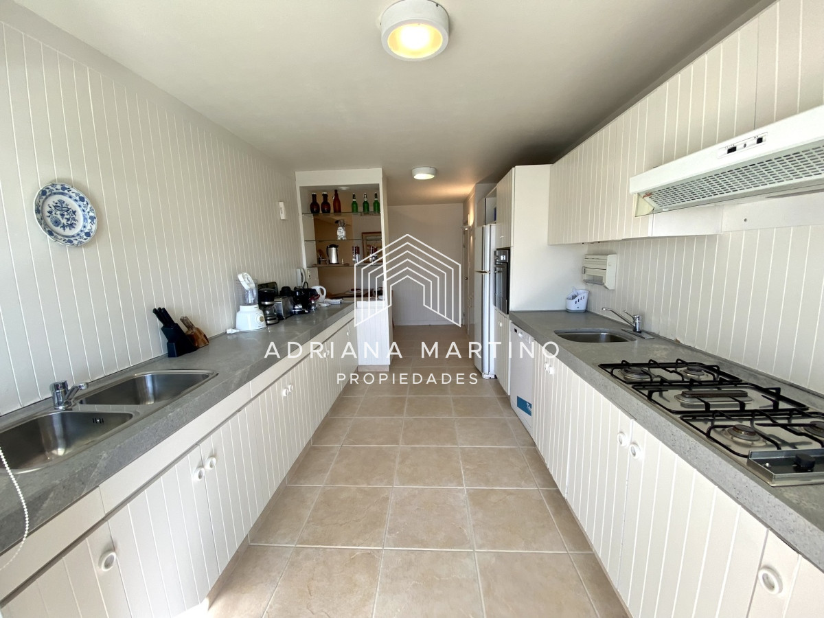 Apartamento ID.70491 - Amplio y luminoso apartamento frente al mar, excelente ubicacion!
