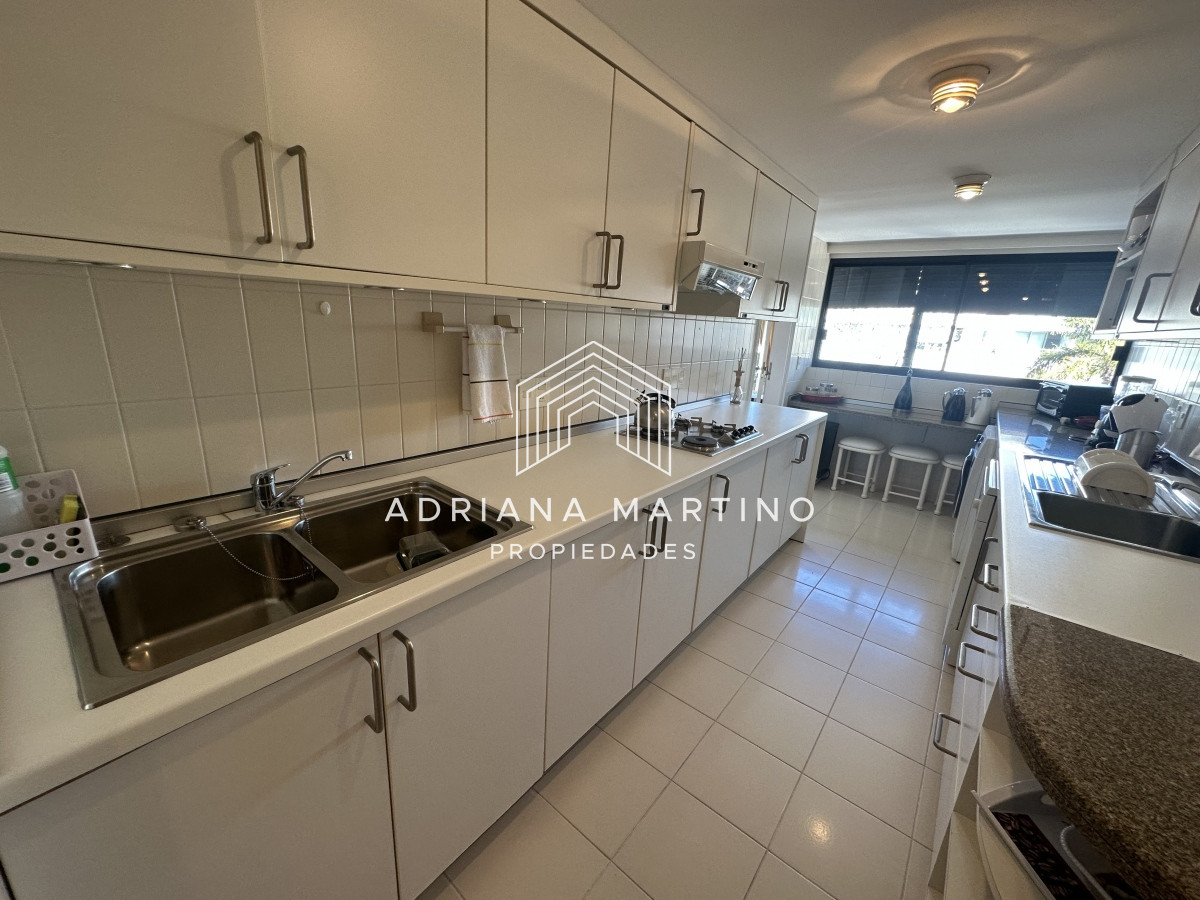 Apartamento ID.70421 - Hermosa y amplia unidad de lujo en el Puerto de Punta del Este
