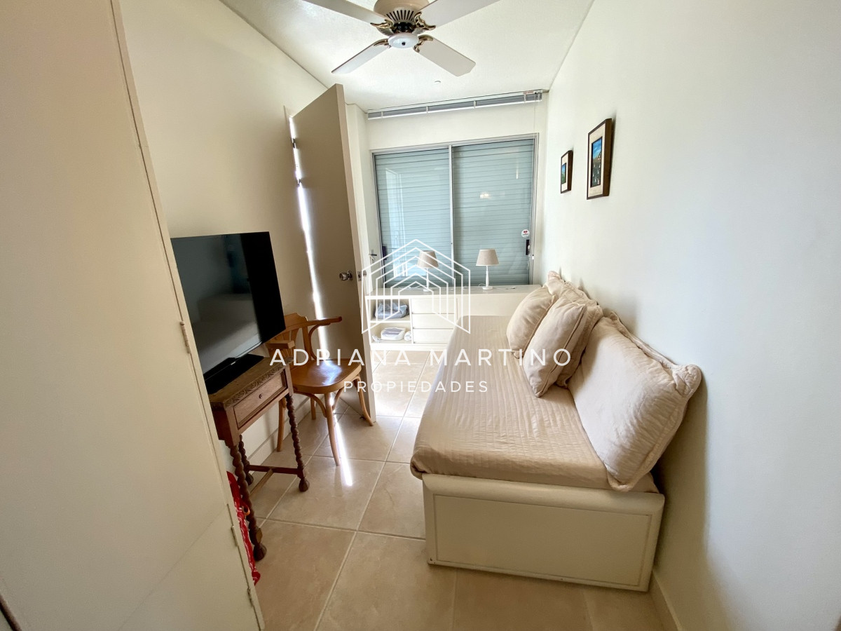 Apartamento ID.70491 - Amplio y luminoso apartamento frente al mar, excelente ubicacion!
