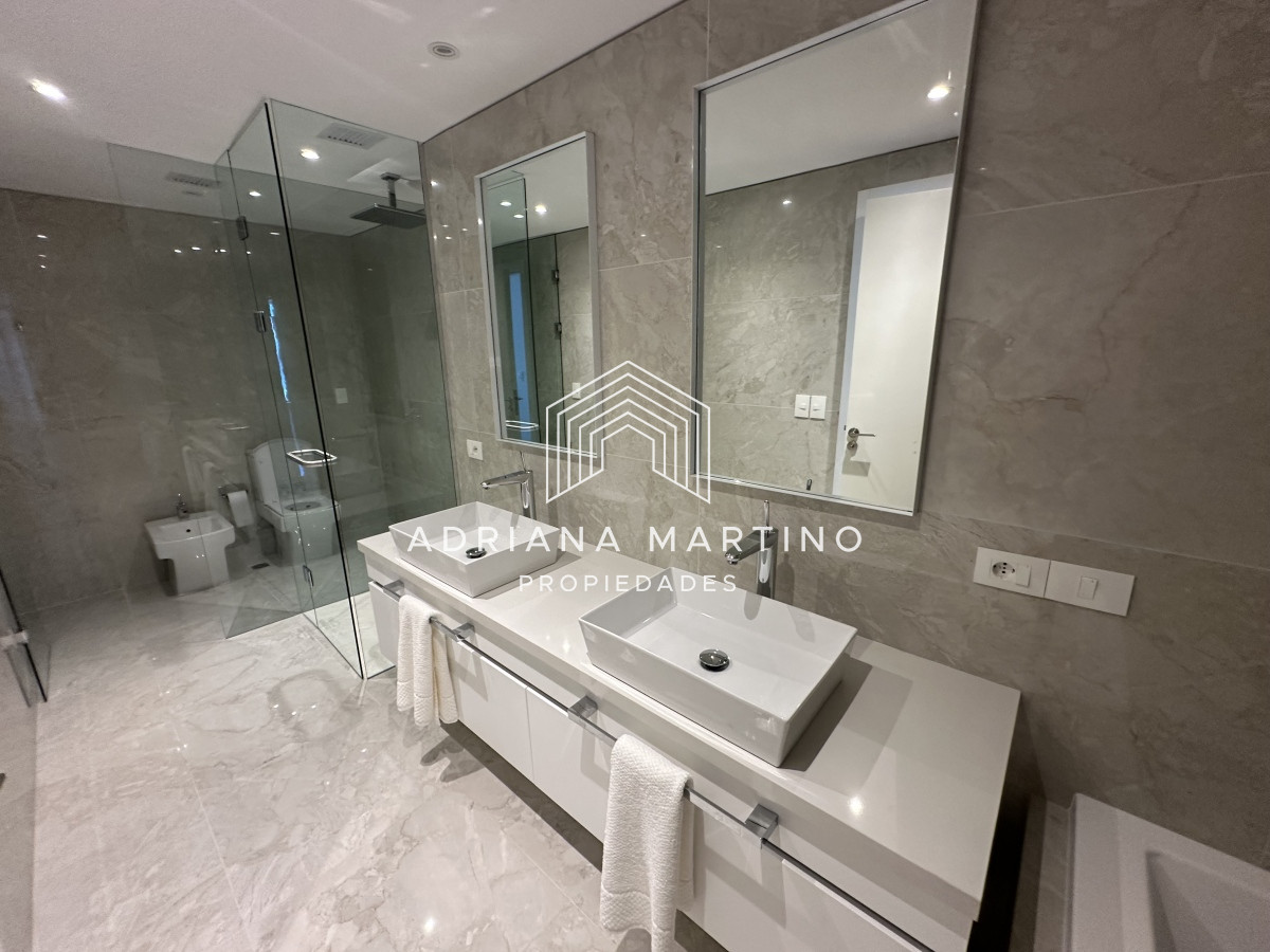 Apartamento ID.70272 - Apartamento de categoría en primera línea brava 