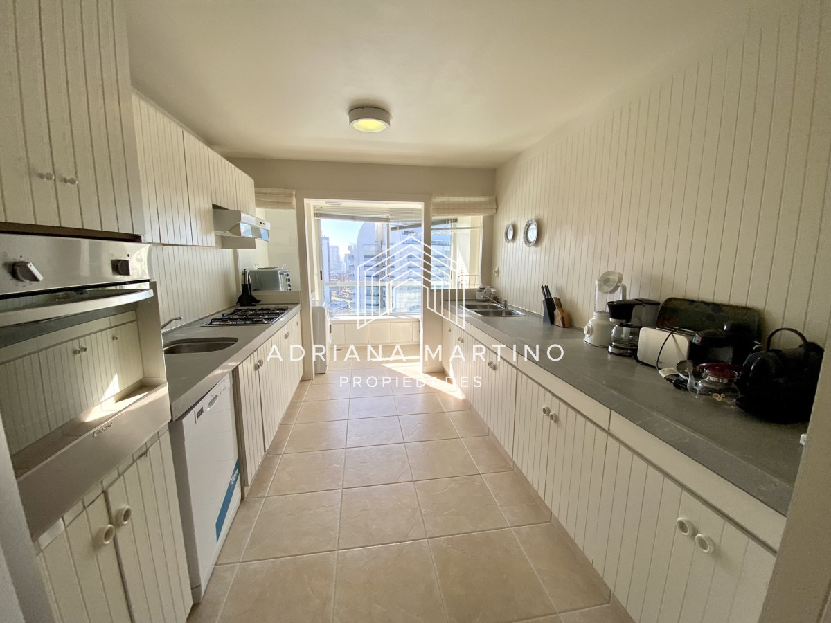 Apartamento ID.70491 - Amplio y luminoso apartamento frente al mar, excelente ubicacion!