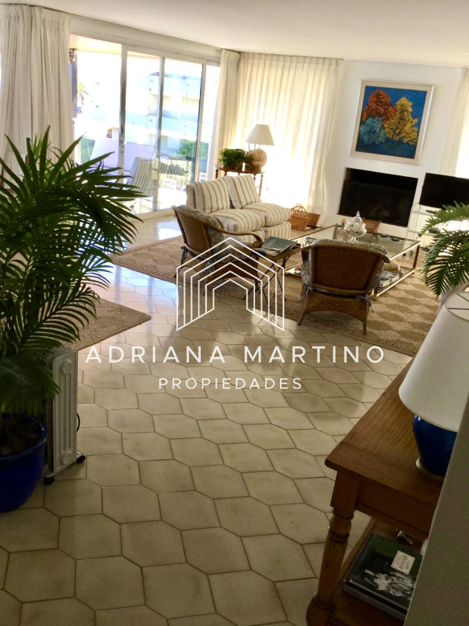 Apartamento ID.37813 - Apartamento en Venta – Primera Línea Playa Mansa, Punta del Este
