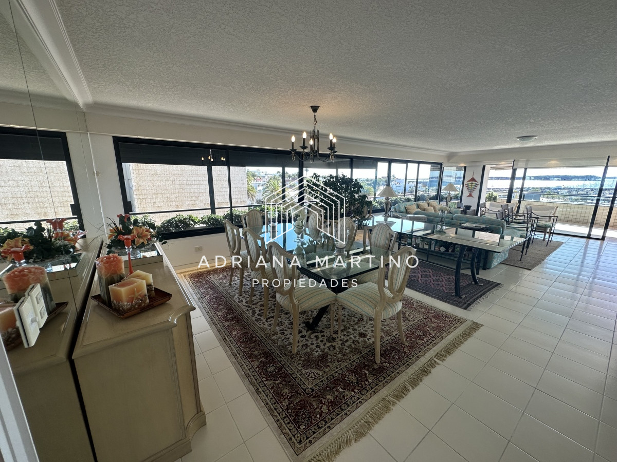 Apartamento ID.70421 - Hermosa y amplia unidad de lujo en el Puerto de Punta del Este