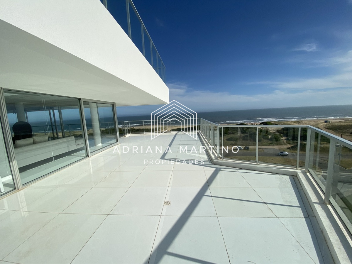 Apartamento ID.37018 - Lujoso Penthouse ubicado frente al mar en la Brava. 