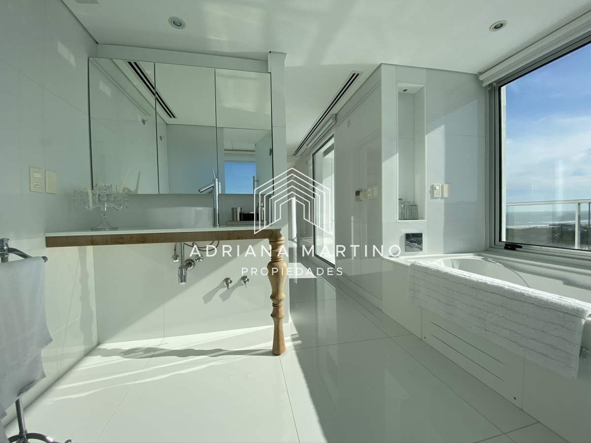 Apartamento ID.37018 - Lujoso Penthouse ubicado frente al mar en la Brava. 