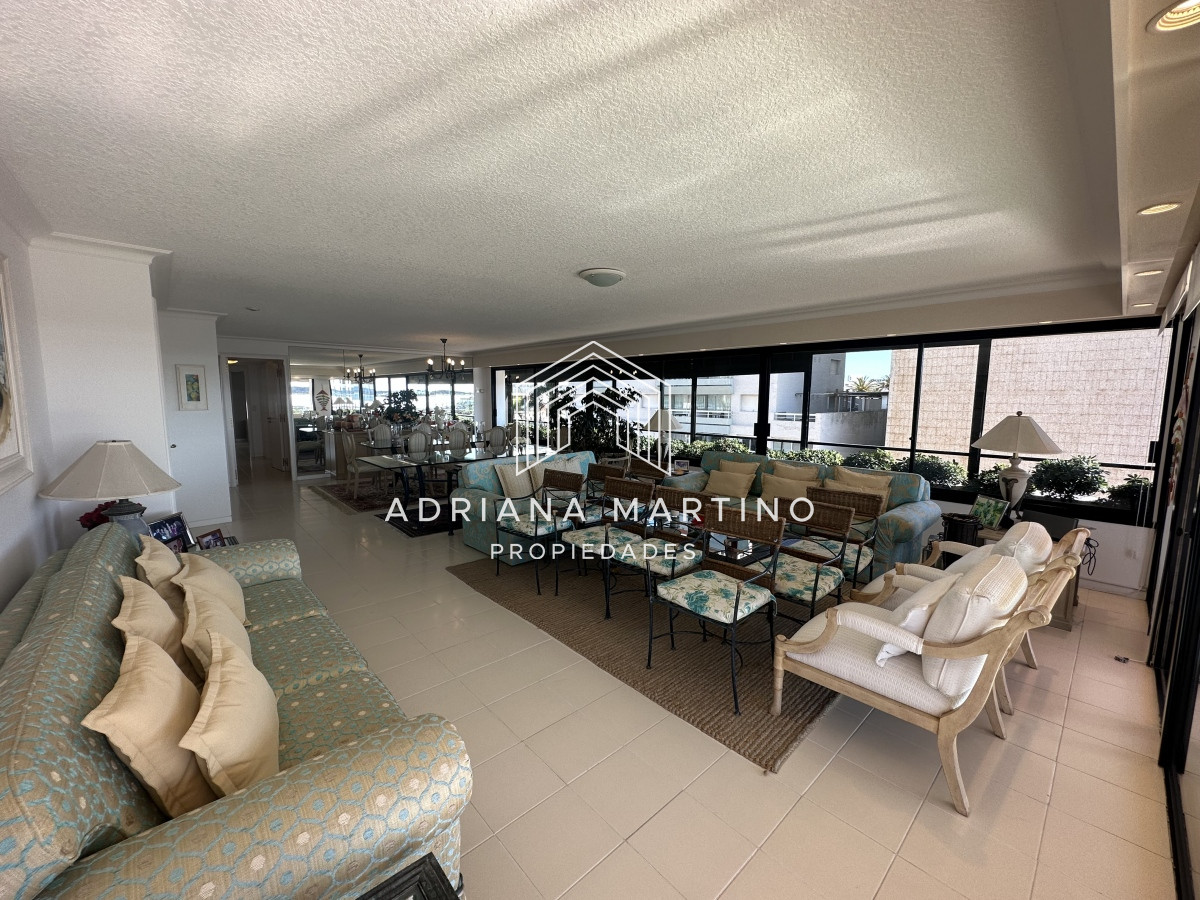 Apartamento ID.70421 - Hermosa y amplia unidad de lujo en el Puerto de Punta del Este