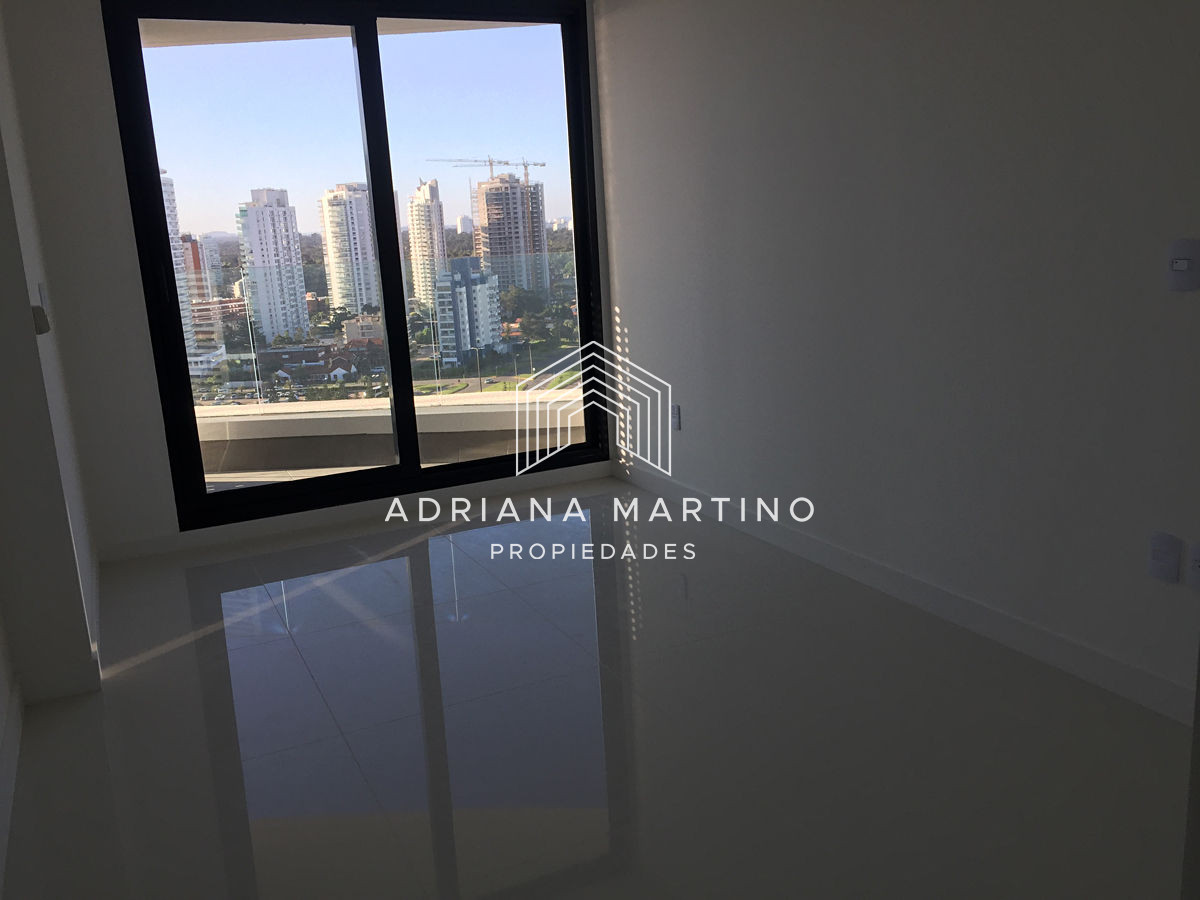 Apartamento ID.36946 - Hermoso apartamento sobre Av. Chiverta Punta del Este.